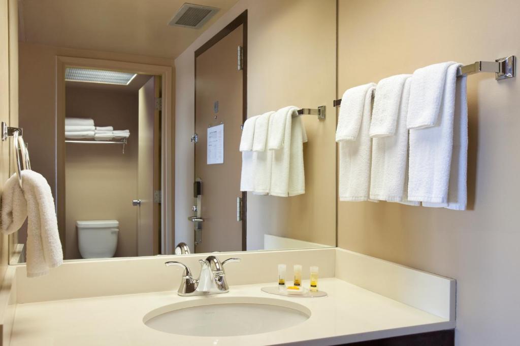 เดย์ โฮเต็ล แอนด์ สวีท บาย วินด์แฮม ลอยด์มินสเตอร์ Hotel ภายนอก รูปภาพ