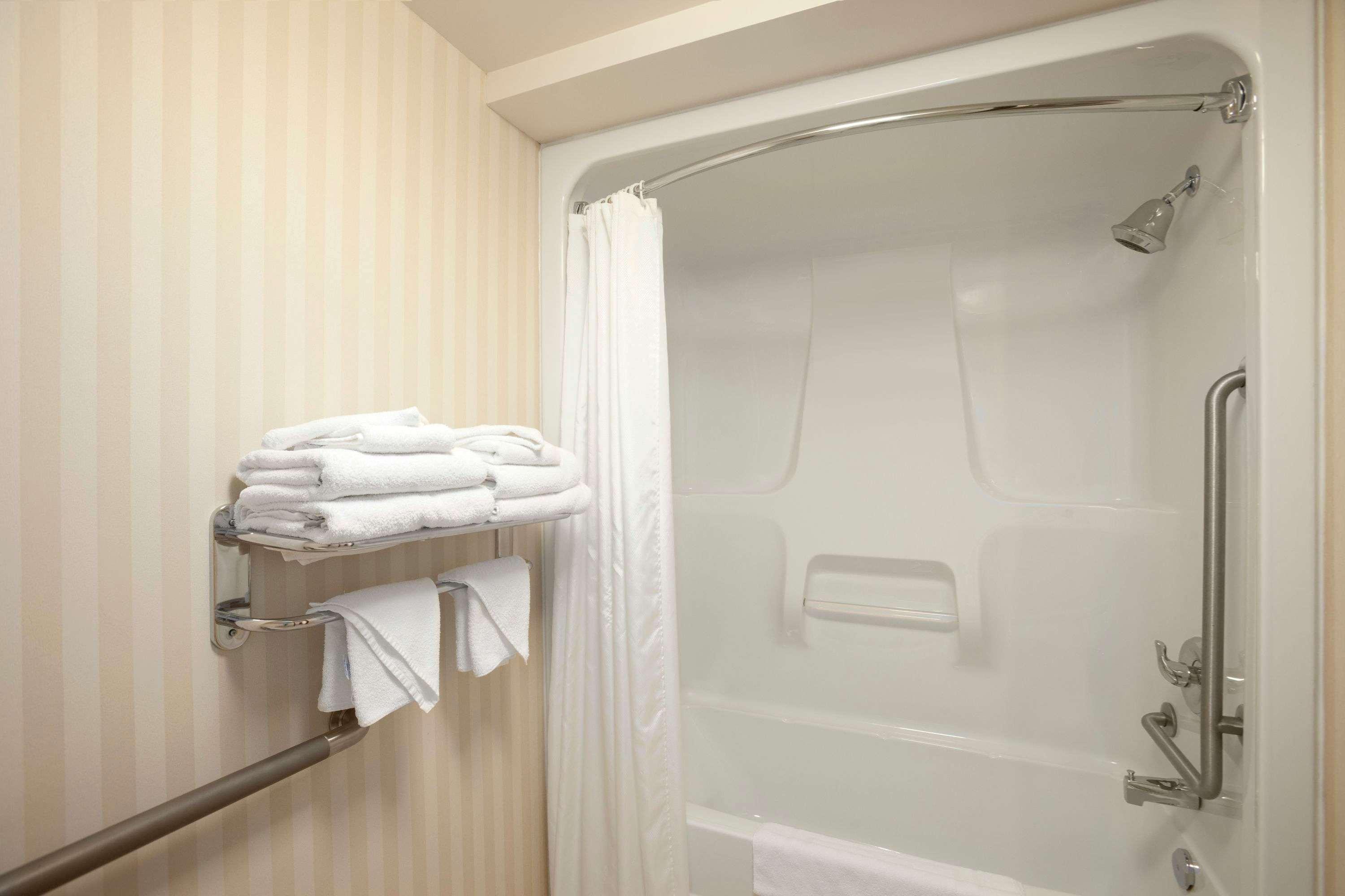 เดย์ โฮเต็ล แอนด์ สวีท บาย วินด์แฮม ลอยด์มินสเตอร์ Hotel ภายนอก รูปภาพ
