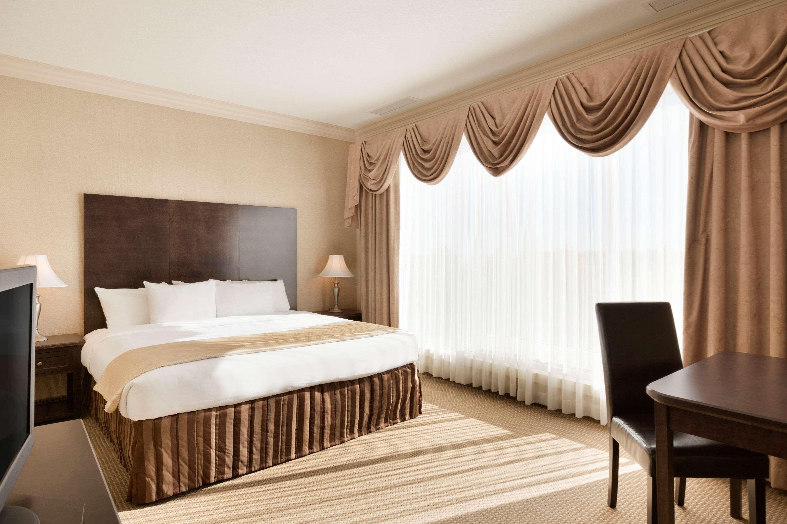 เดย์ โฮเต็ล แอนด์ สวีท บาย วินด์แฮม ลอยด์มินสเตอร์ Hotel ภายนอก รูปภาพ
