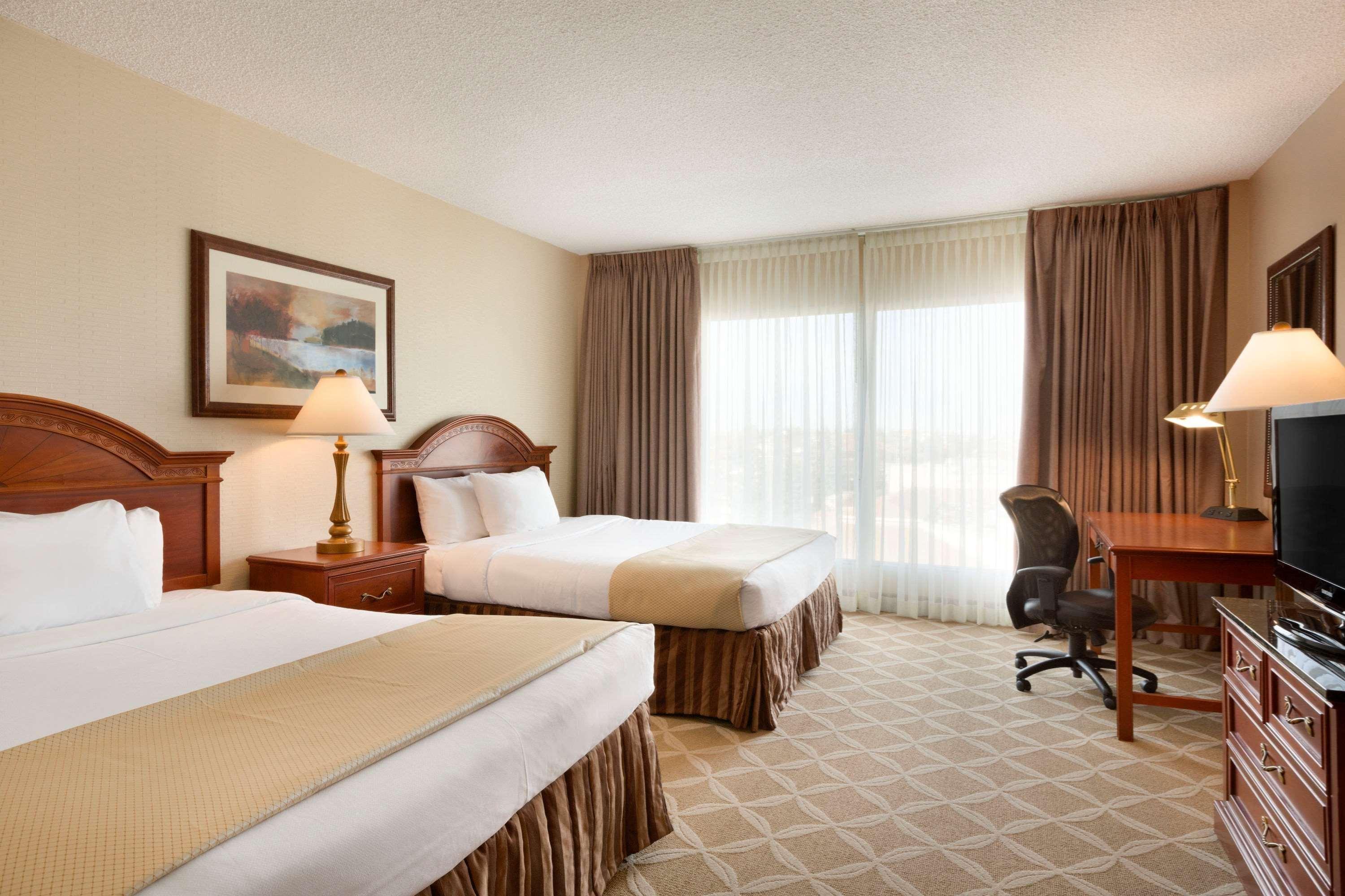 เดย์ โฮเต็ล แอนด์ สวีท บาย วินด์แฮม ลอยด์มินสเตอร์ Hotel ภายนอก รูปภาพ