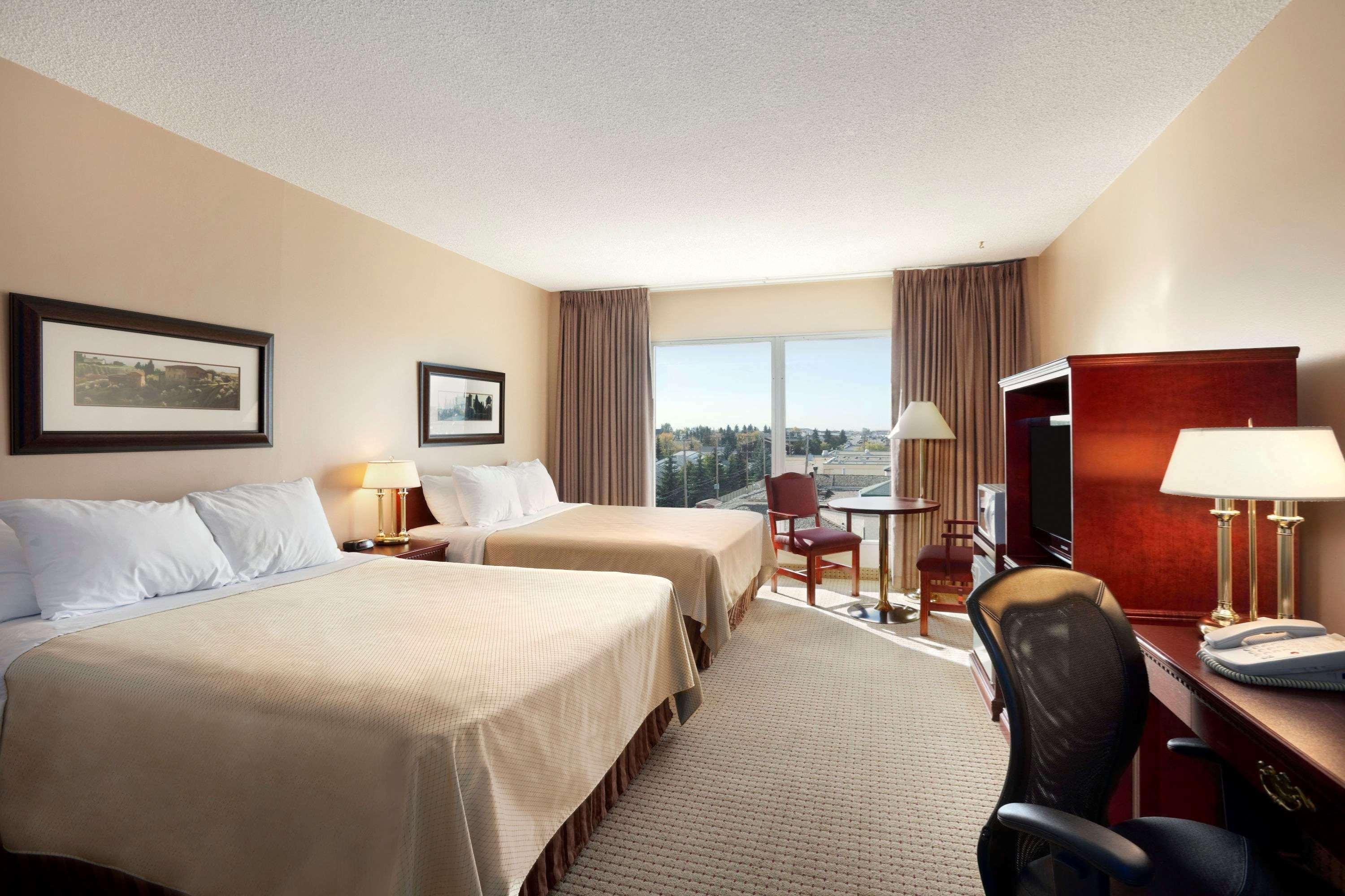 เดย์ โฮเต็ล แอนด์ สวีท บาย วินด์แฮม ลอยด์มินสเตอร์ Hotel ภายนอก รูปภาพ