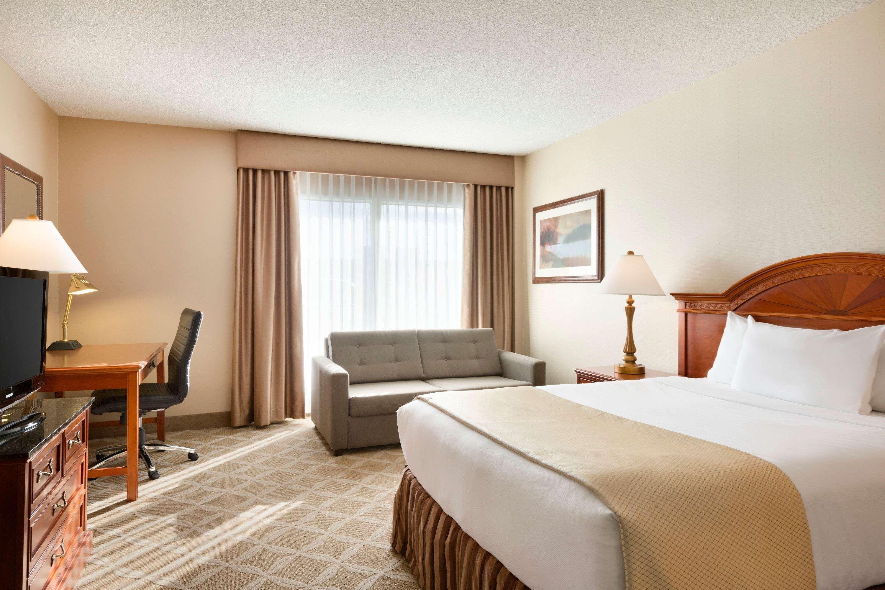 เดย์ โฮเต็ล แอนด์ สวีท บาย วินด์แฮม ลอยด์มินสเตอร์ Hotel ภายนอก รูปภาพ