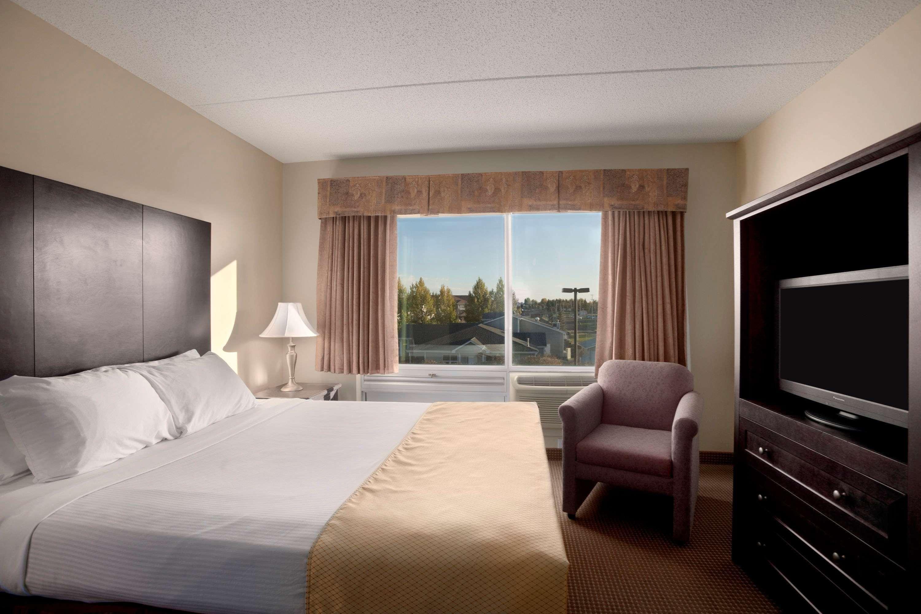 เดย์ โฮเต็ล แอนด์ สวีท บาย วินด์แฮม ลอยด์มินสเตอร์ Hotel ภายนอก รูปภาพ