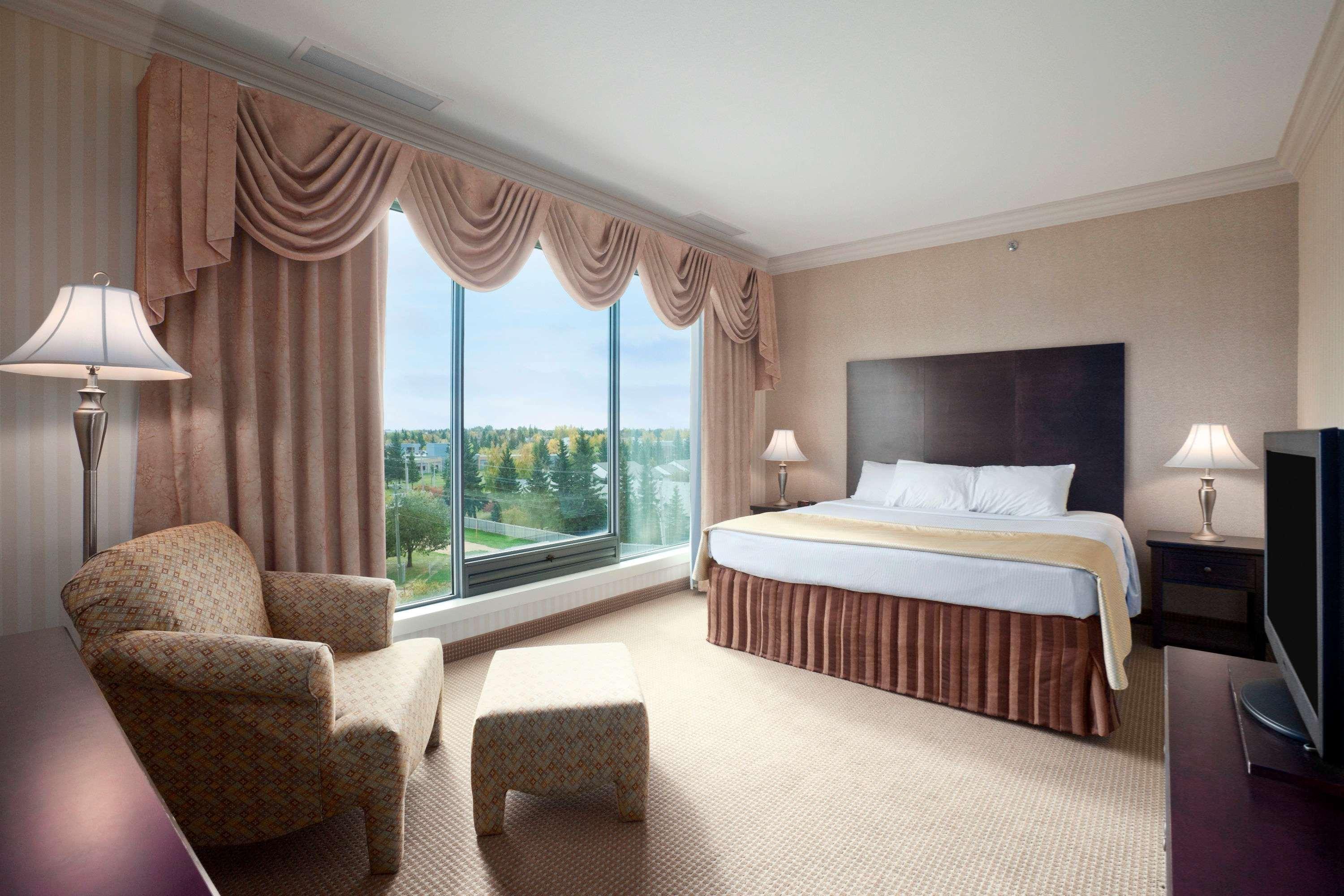 เดย์ โฮเต็ล แอนด์ สวีท บาย วินด์แฮม ลอยด์มินสเตอร์ Hotel ภายนอก รูปภาพ