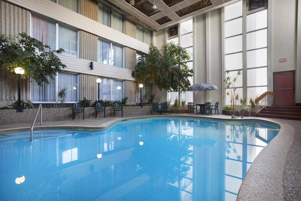 เดย์ โฮเต็ล แอนด์ สวีท บาย วินด์แฮม ลอยด์มินสเตอร์ Hotel ภายนอก รูปภาพ