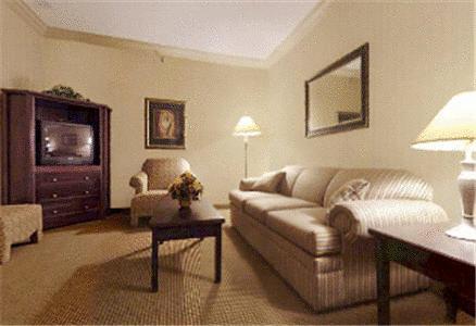 เดย์ โฮเต็ล แอนด์ สวีท บาย วินด์แฮม ลอยด์มินสเตอร์ Hotel ห้อง รูปภาพ