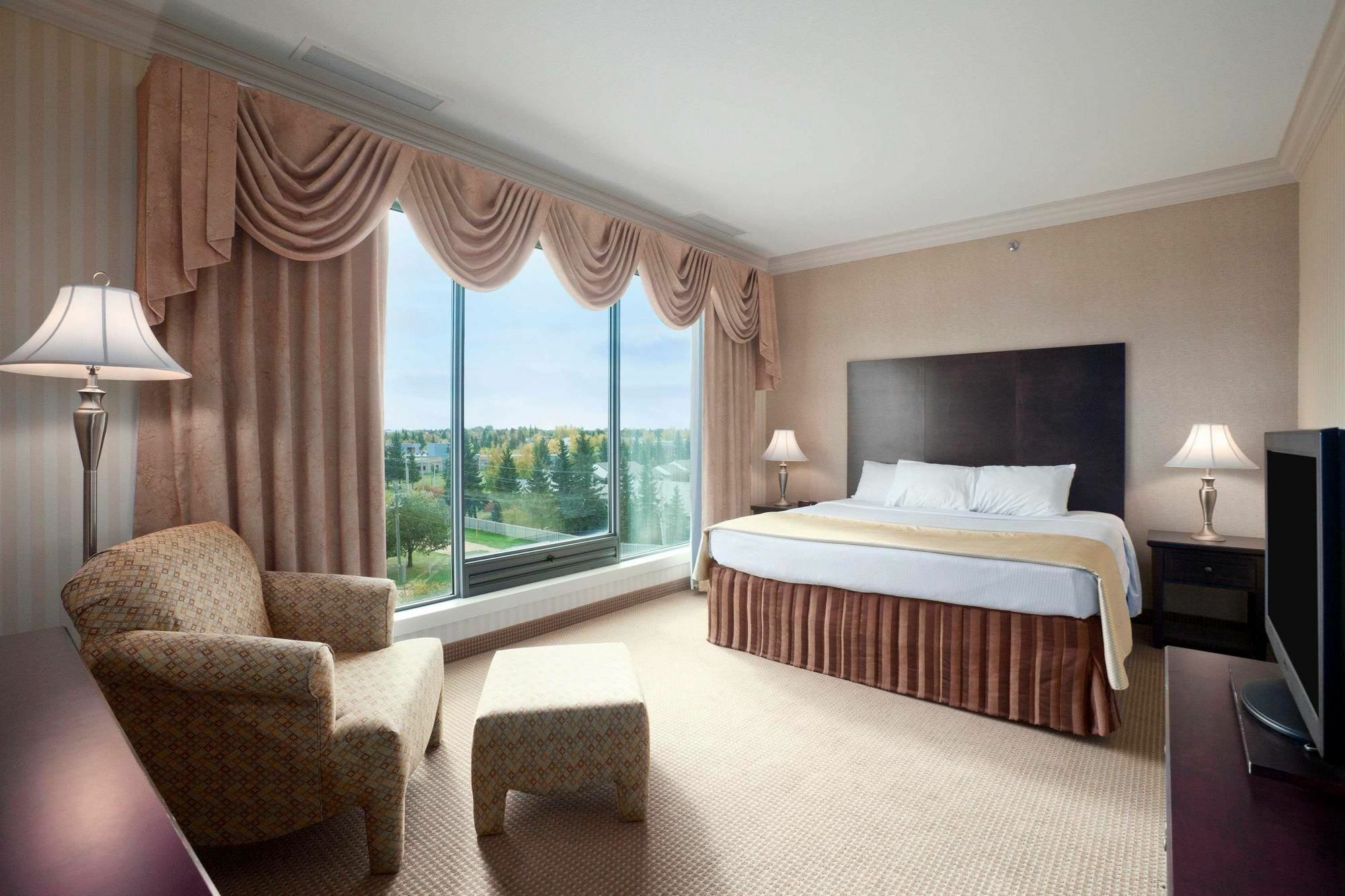 เดย์ โฮเต็ล แอนด์ สวีท บาย วินด์แฮม ลอยด์มินสเตอร์ Hotel ภายนอก รูปภาพ